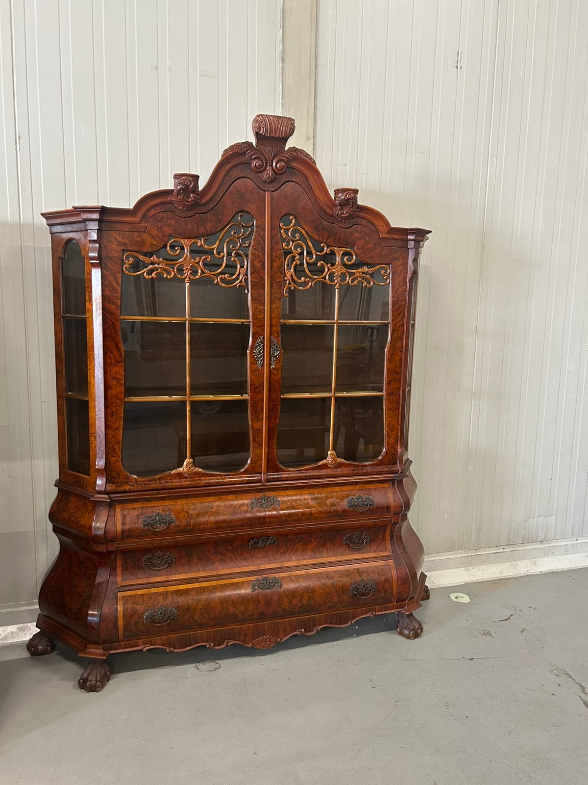 Grote noten buik vitrine kast, Ophalen