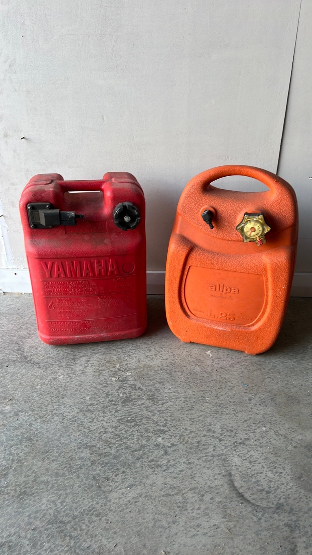 2 benzine tanks buitenboordmotor, Ophalen, Zo goed als nieuw, Motor en Techniek, Motorboot