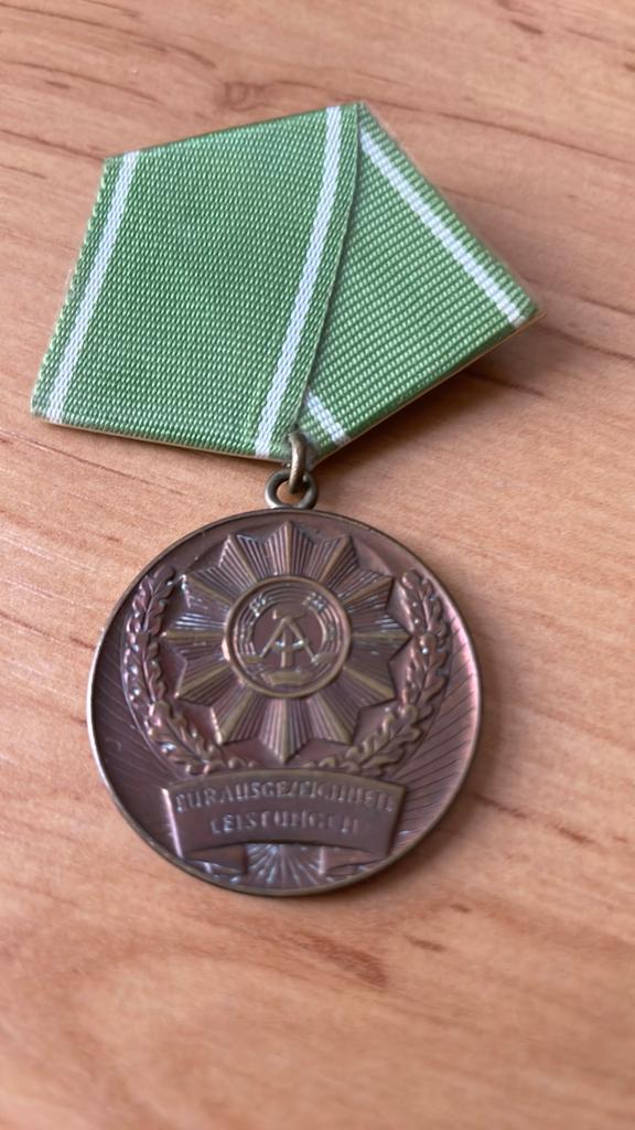 DDR-medaille (fur ausgezeichnete leistung), Verzamelen, Militaria | Algemeen, Ophalen of Verzenden, Landmacht, Duitsland, Lintje, Medaille of Wings