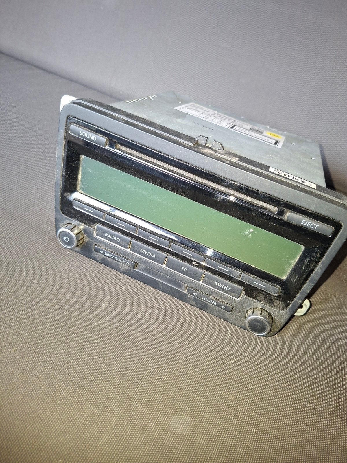 Autoradio uit een VW Golf, Ophalen