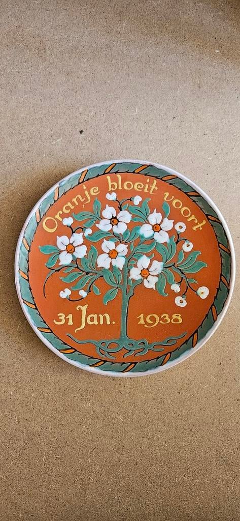 Mooi herdenkingsbordje geboorte Beatrix Oranje bloeit voort, Verzamelen, Ophalen of Verzenden, Nieuw, Nederland, Servies