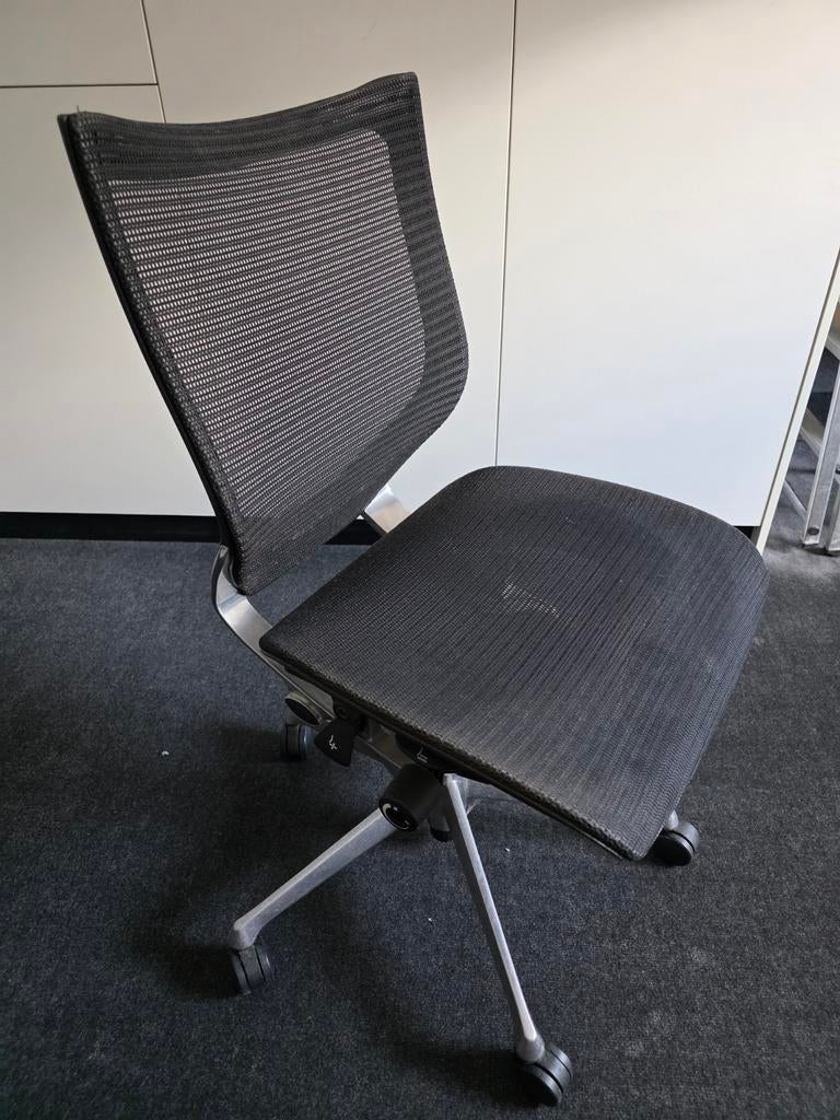 Okamura bureaustoel met verstelbare hendels, Huis en Inrichting, Bureaustoelen, Gebruikt, Bureaustoel, Zwart, Ergonomisch, Ophalen