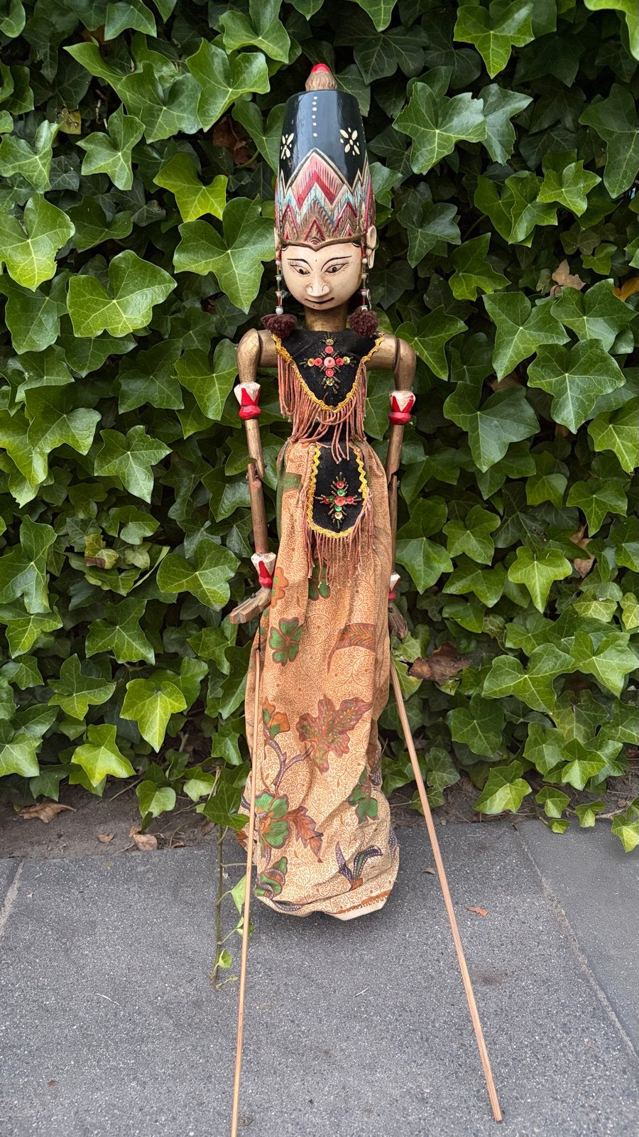 Vintage Indonesische Wayang Golek pop met batikrok, Hout, Handgemaakt, Ophalen of Verzenden, Indonesië