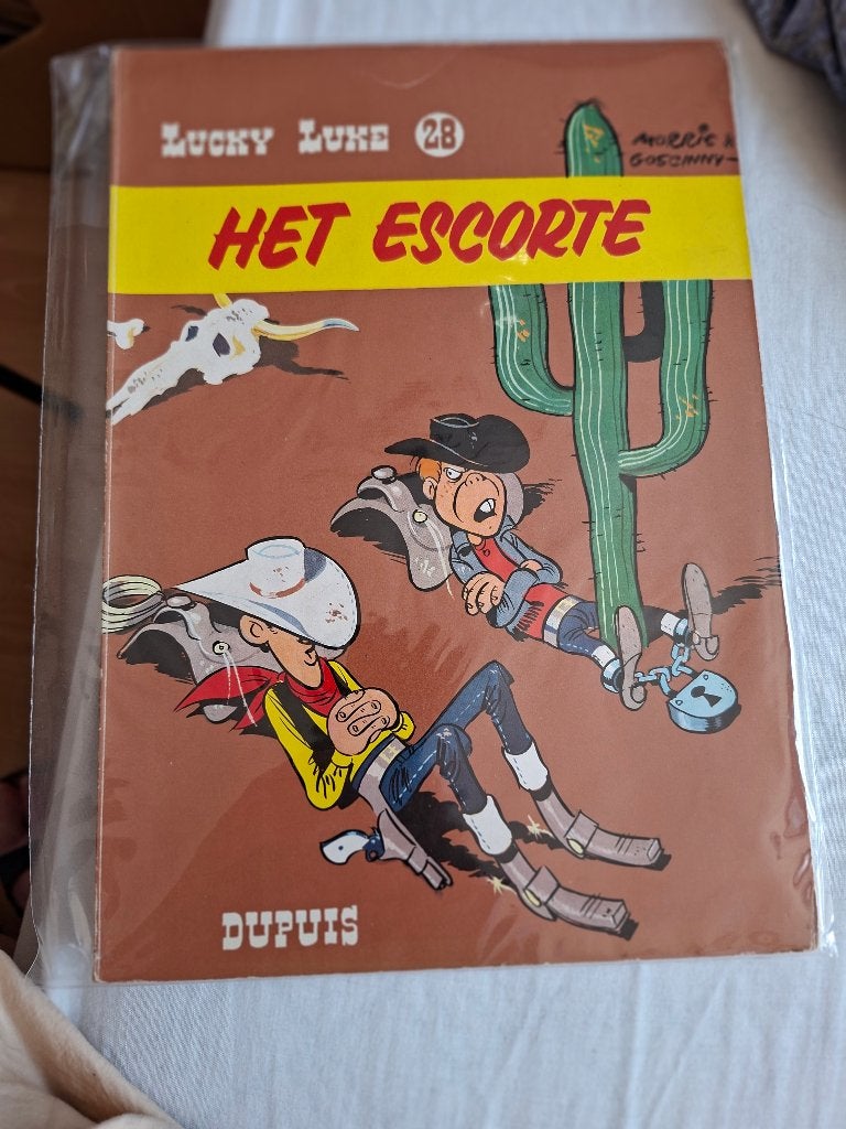 Lucky Luke 28, het escorte, Eén stripboek, Ophalen of Verzenden, Gelezen