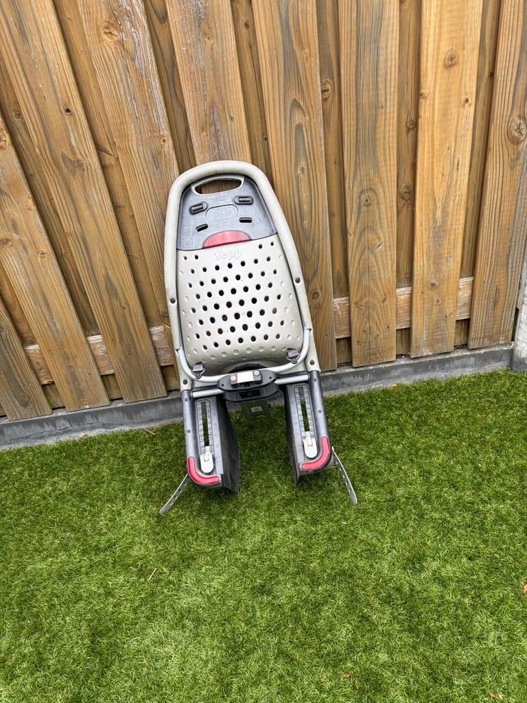 Yepp grijs achterzitje, Fietsen en Brommers, Fietsaccessoires | Fietsstoeltjes, Zo goed als nieuw, Achterzitje, 9 t/m 18 kg, Voetsteuntjes
