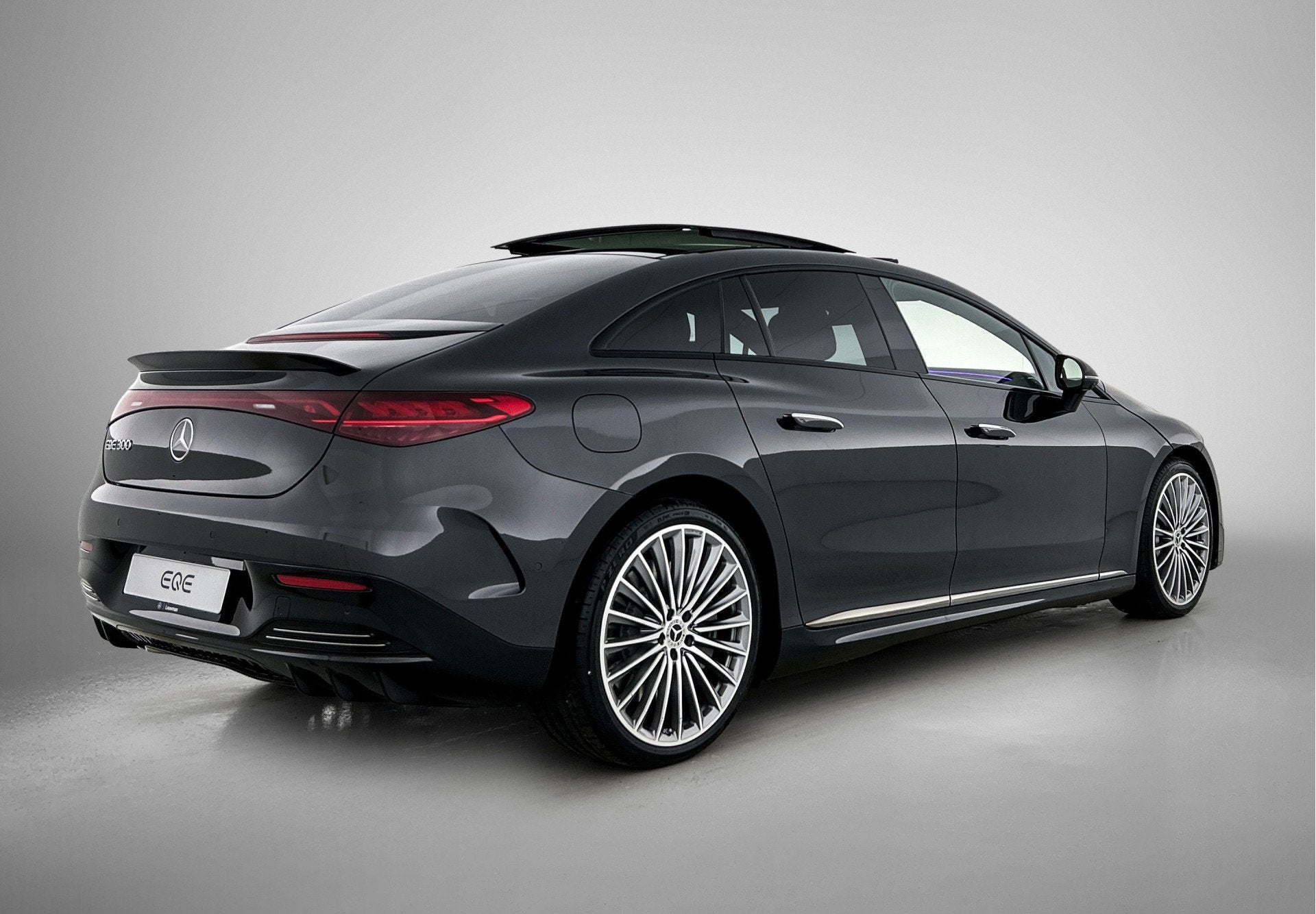 Mercedes-Benz EQE 300 Business Solution AMG 90 kWh | Premium, Auto's, Automaat, Achterwielaandrijving, 2275 kg, Zwart