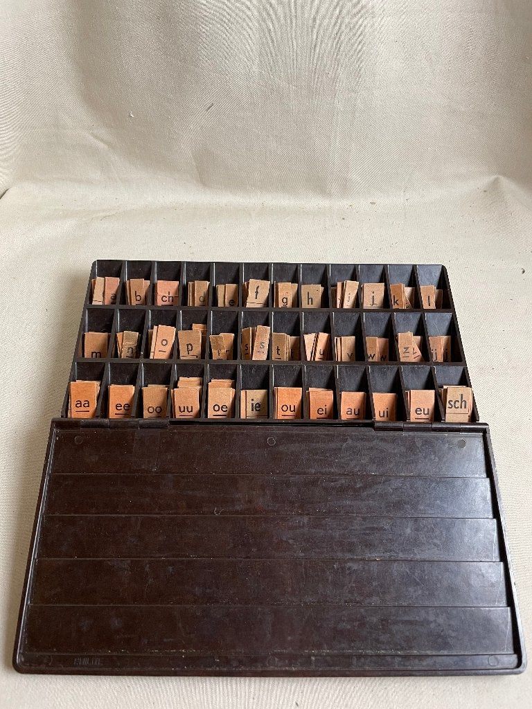 Oude letterdoos LCGM met kartonnen letters, Antiek en Kunst, Ophalen of Verzenden