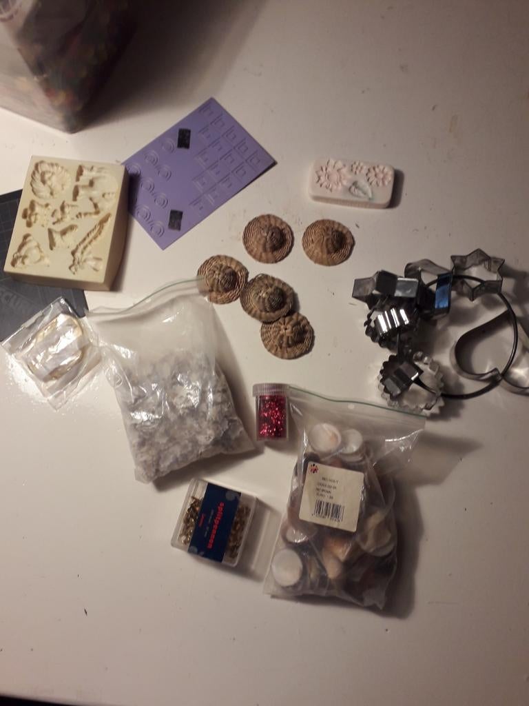Knutselmateriaal, stempels, glitter, schelpen enz., Hobby en Vrije tijd, Ophalen, Meerdere media, Kunst en Creatief