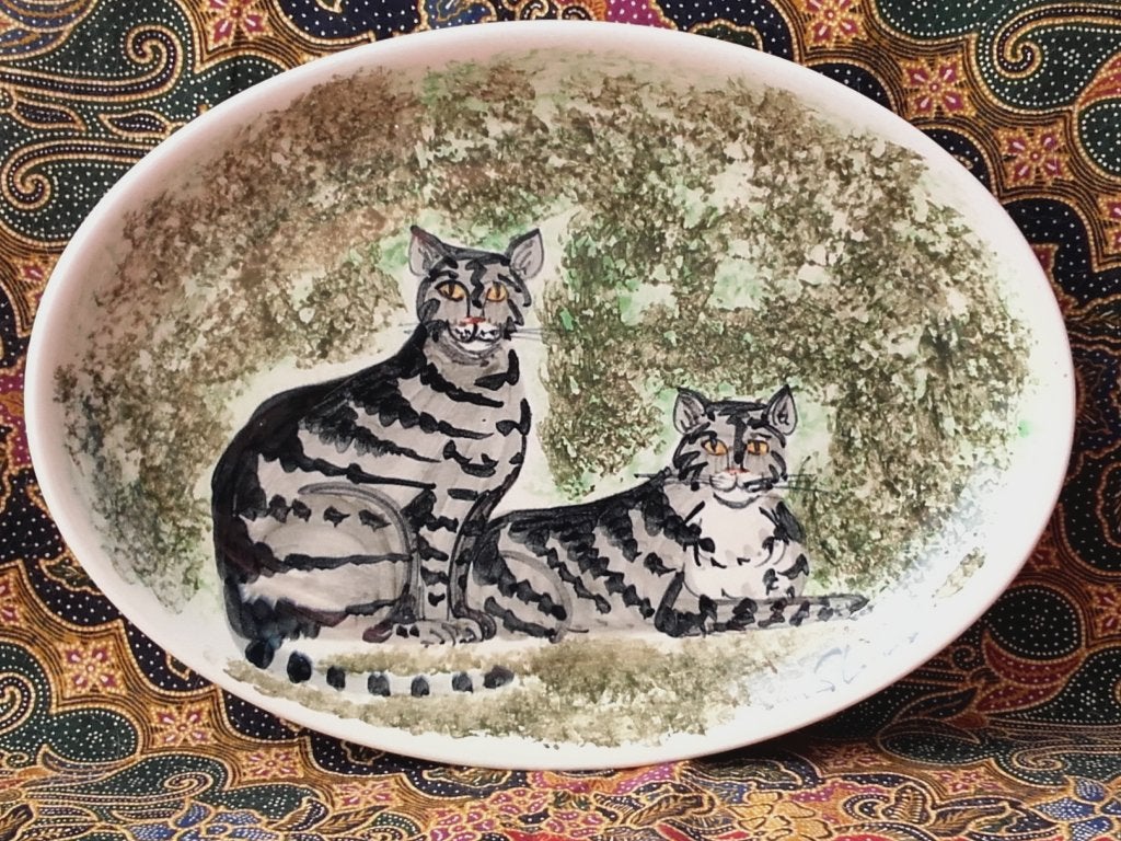 Mooi zeldzaam oud bord uit Engeland met poezen 38,5 cm.