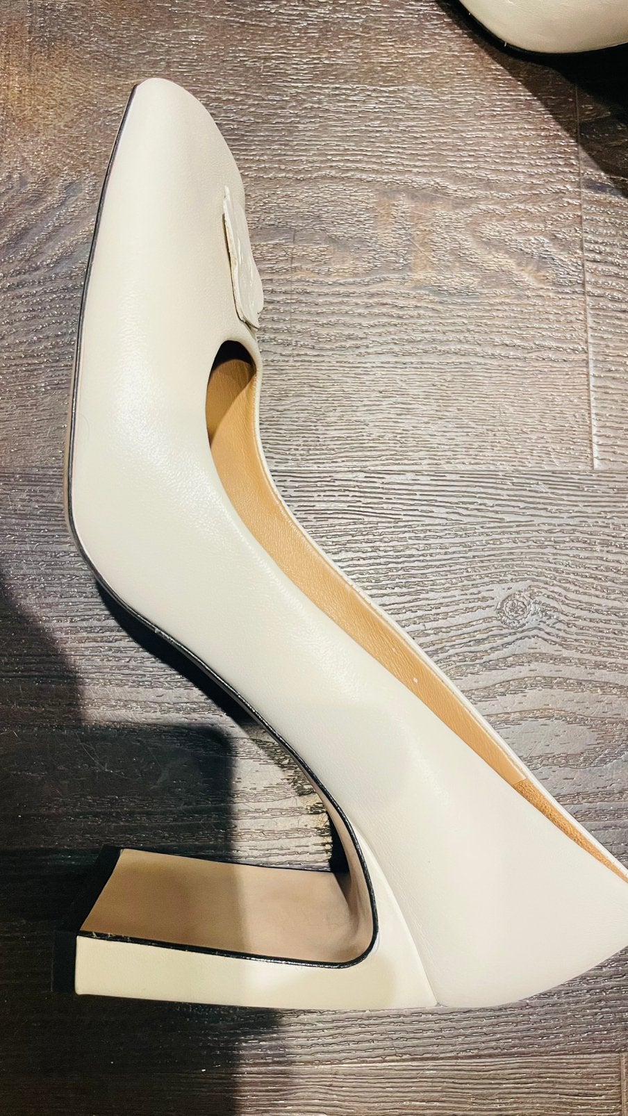 Te koop: nieuwe leren pumps, Hugo Boss, ecru, 40, Kleding | Dames, Ophalen of Verzenden, Zo goed als nieuw, Beige