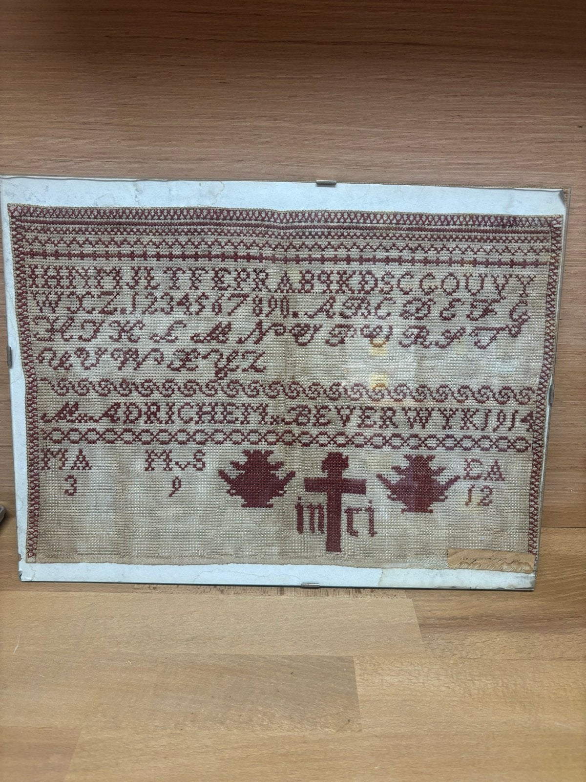 Antieke Merklap - Handgeborduurd met Alfabet en Motieven, Antiek en Kunst, Ophalen of Verzenden
