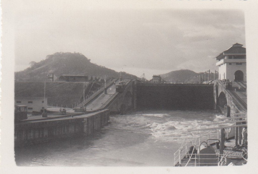 Panama kanaal jaren 50-60 De sluis wordt op peil gebracht, Ophalen of Verzenden, 1940 tot 1960, Gebruikt, Buitenland