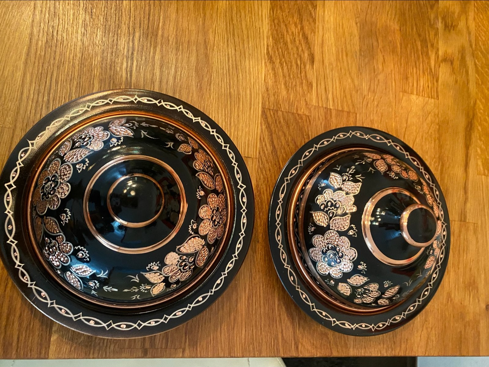 Set van 2 koperen schalen met deksel, zwart met bloemmotief, Antiek en Kunst, Ophalen of Verzenden