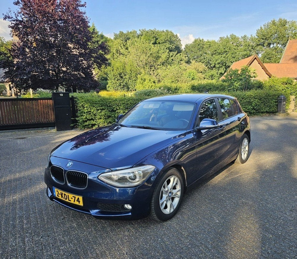 BMW 1-Serie 116i Automaat - Xenon - Leder - LMV - Stoelverw, Auto's, Zwart, 4 cilinders, Blauw, 1200 kg