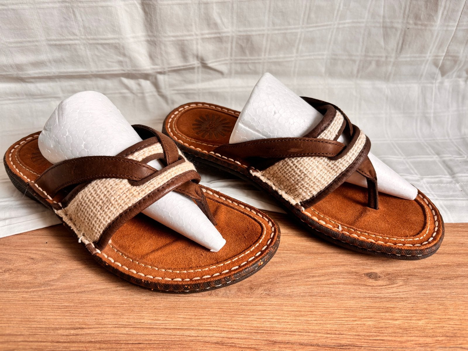 Nieuwe UGG leren slippers met stof maat 36, Kleding | Dames, Schoenen, Slippers, Bruin, Nieuw, Ophalen of Verzenden