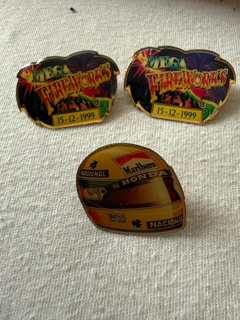 Vintage Pin: Mega Fireworks 1999 & Ayrton Senna Helm, Verzamelen, Ophalen of Verzenden, Gebruikt, Speldje of Pin