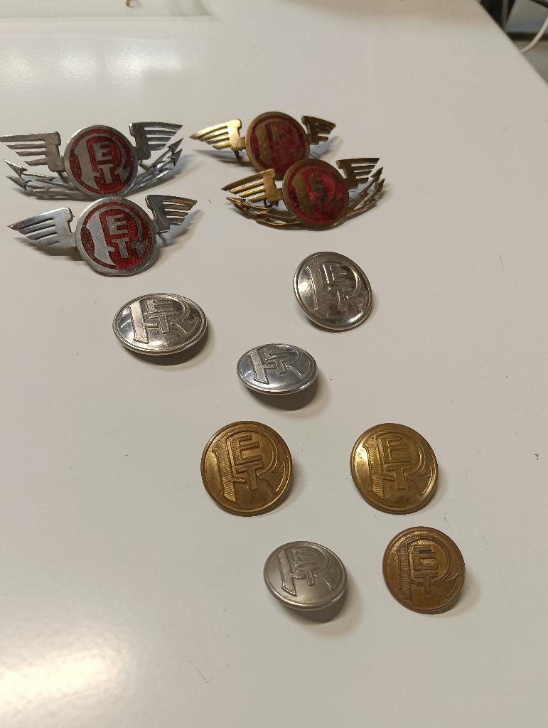 R.E.T. pet insigna en knopen prachtcollectie, Ophalen of Verzenden, Gebruikt, Tram, Overige typen