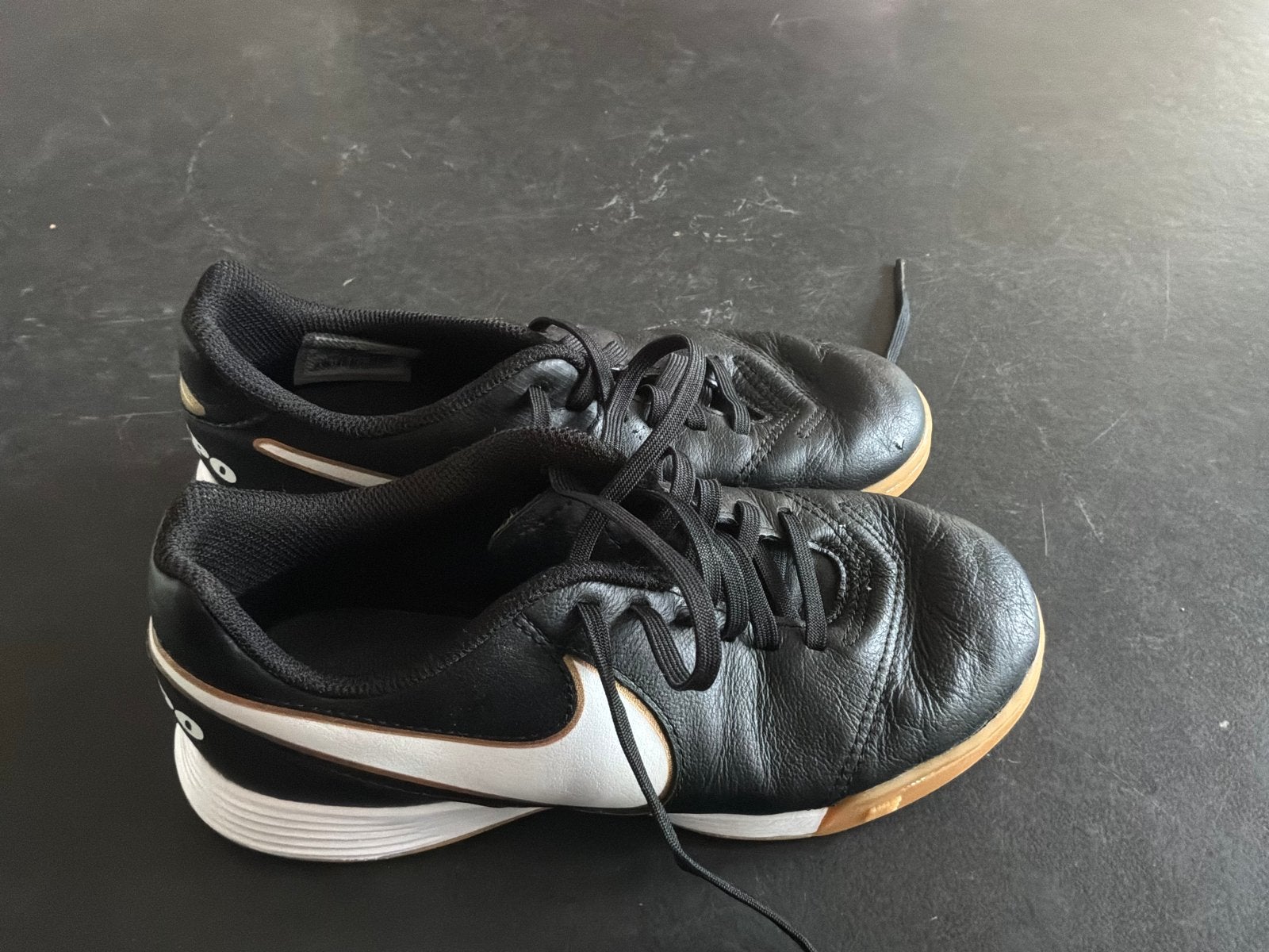 Nike Tiempo zaalschoenen - Maat 33, Maat XS of kleiner, Ophalen of Verzenden, Gebruikt, Schoenen