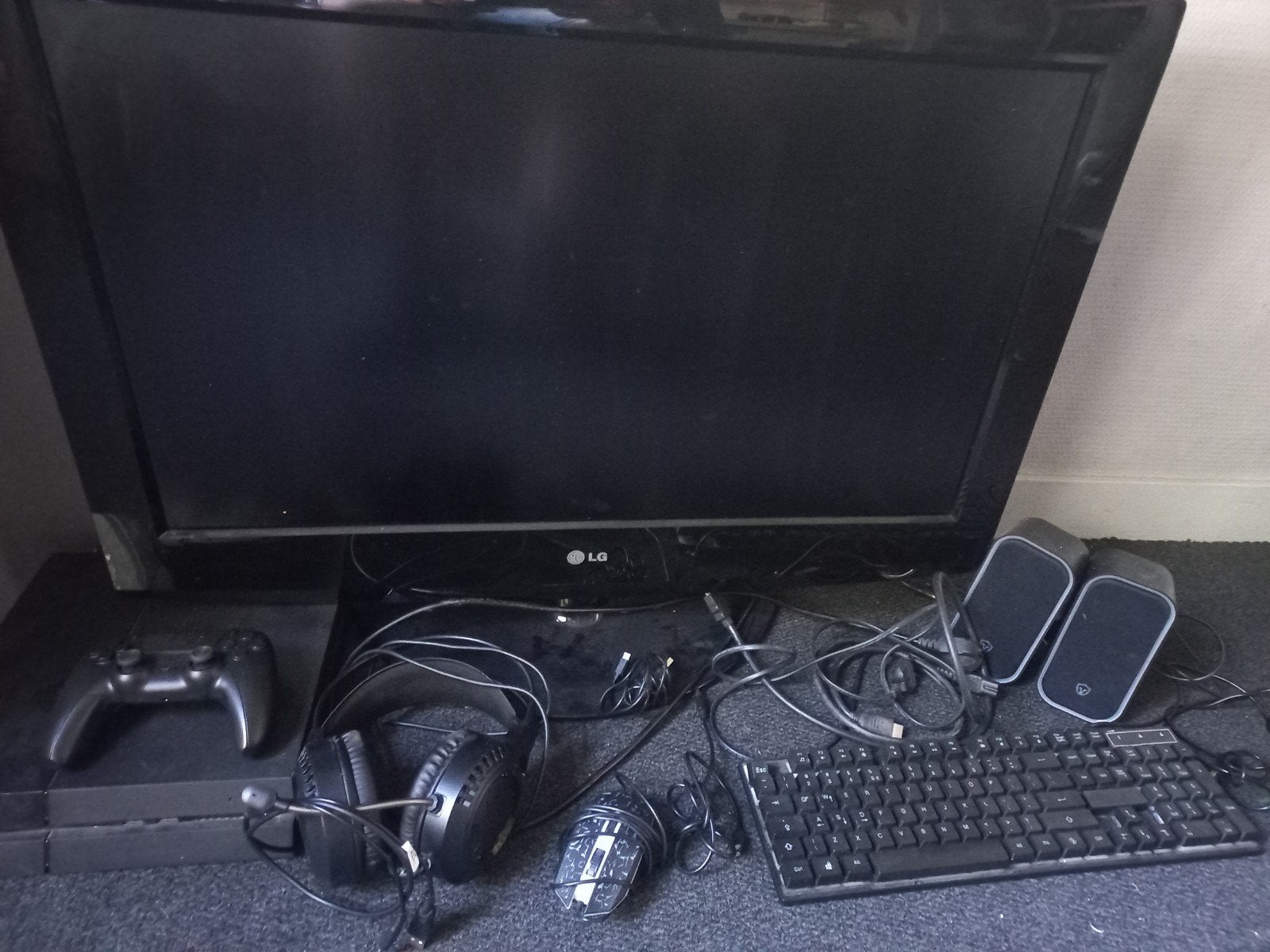 Complete PS4 set met LG TV, controller, headset en meer, Ophalen, Zo goed als nieuw, 100 cm of meer, LG