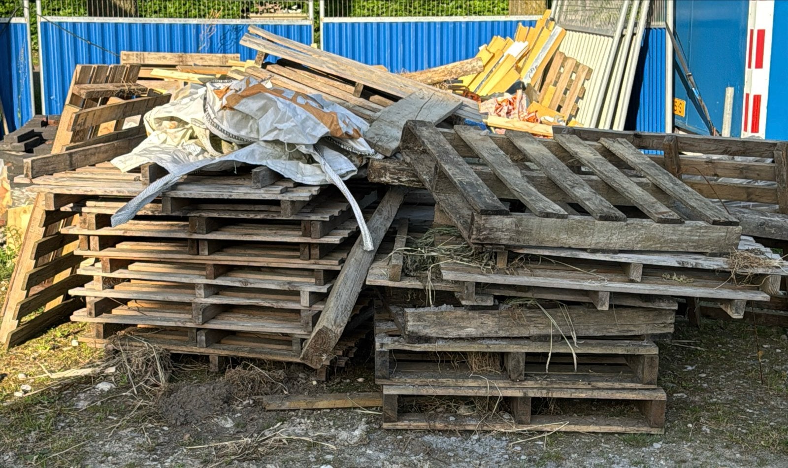 Gratis af halen. pallets en schoon bouwhout., Tuin en Terras, Haardhout, 3 tot 6 m³, Ophalen, Overige houtsoorten, Blokken