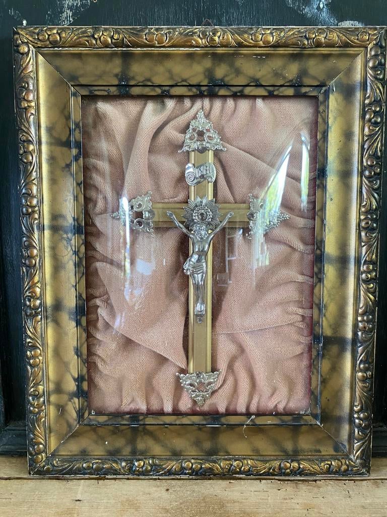 Crusifix in lijst met bol glas, Ophalen of Verzenden