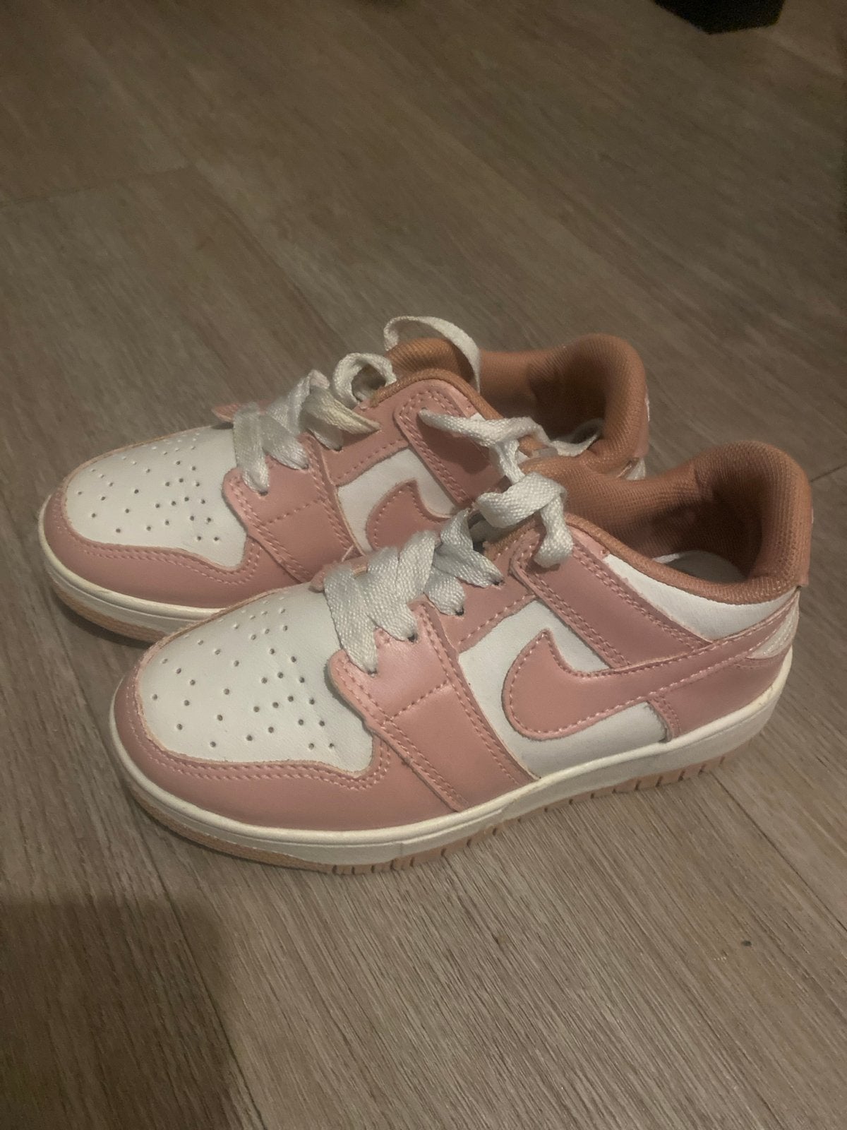 Nike Dunk Low Roze/Wit Maat 31 - Zo goed als nieuw, Ophalen of Verzenden, Zo goed als nieuw, Jongen of Meisje, Schoenen