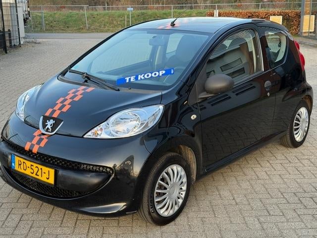 Peugeot 107 1.0 12V 3DR 2006 Zwart Nieuwe Apk, Auto's, Voorwielaandrijving, Stof, Zwart, 765 kg