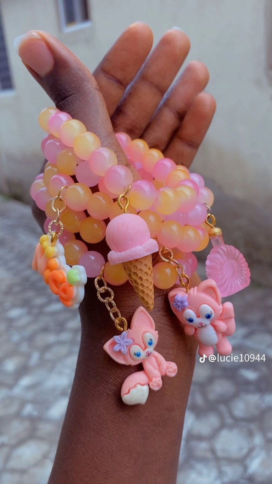 Leuke kralenarmbandjes met bedeltjes, Kunststof of Plastic, Ophalen of Verzenden, Zo goed als nieuw, Roze