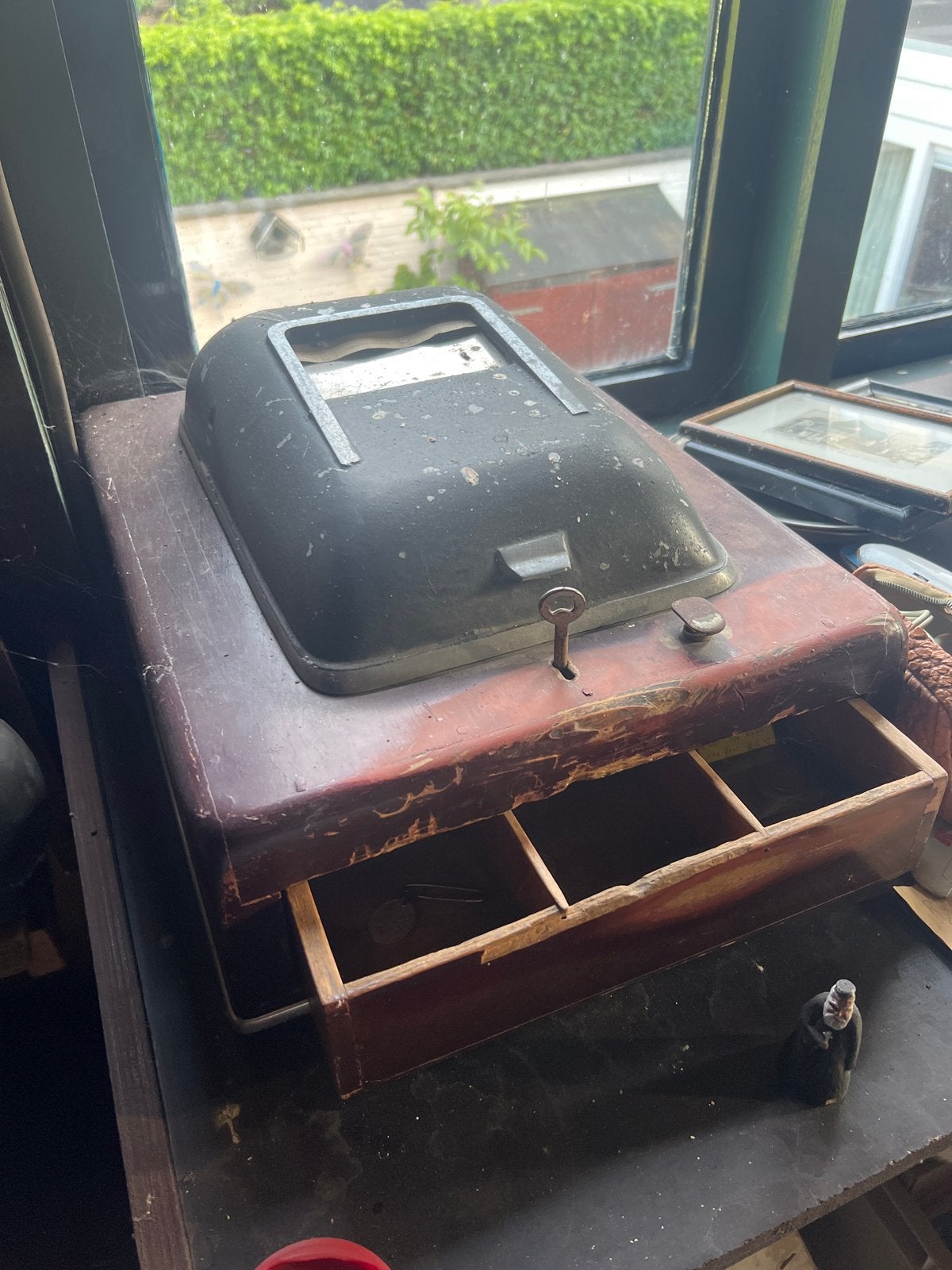 Antieke houten kassa met metalen bovenkant, Ophalen