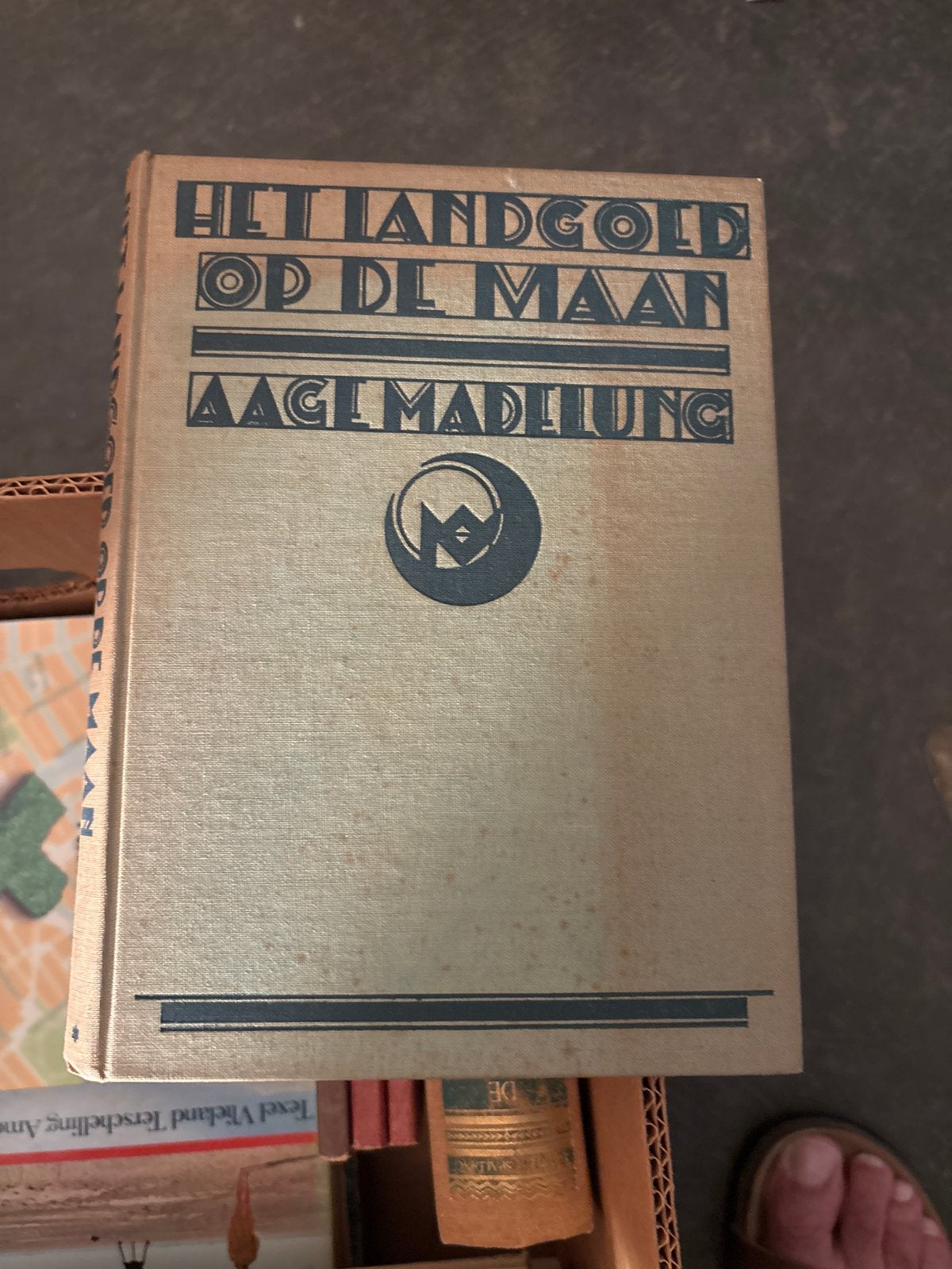 Het Landgoed op de Maan - Aage Madelung (1929), Boeken, Ophalen of Verzenden, Gelezen