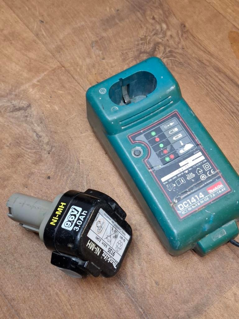 Makita DC1414 acculader met 9.6V 3.0Ah Ni-MH accu, Ophalen of Verzenden