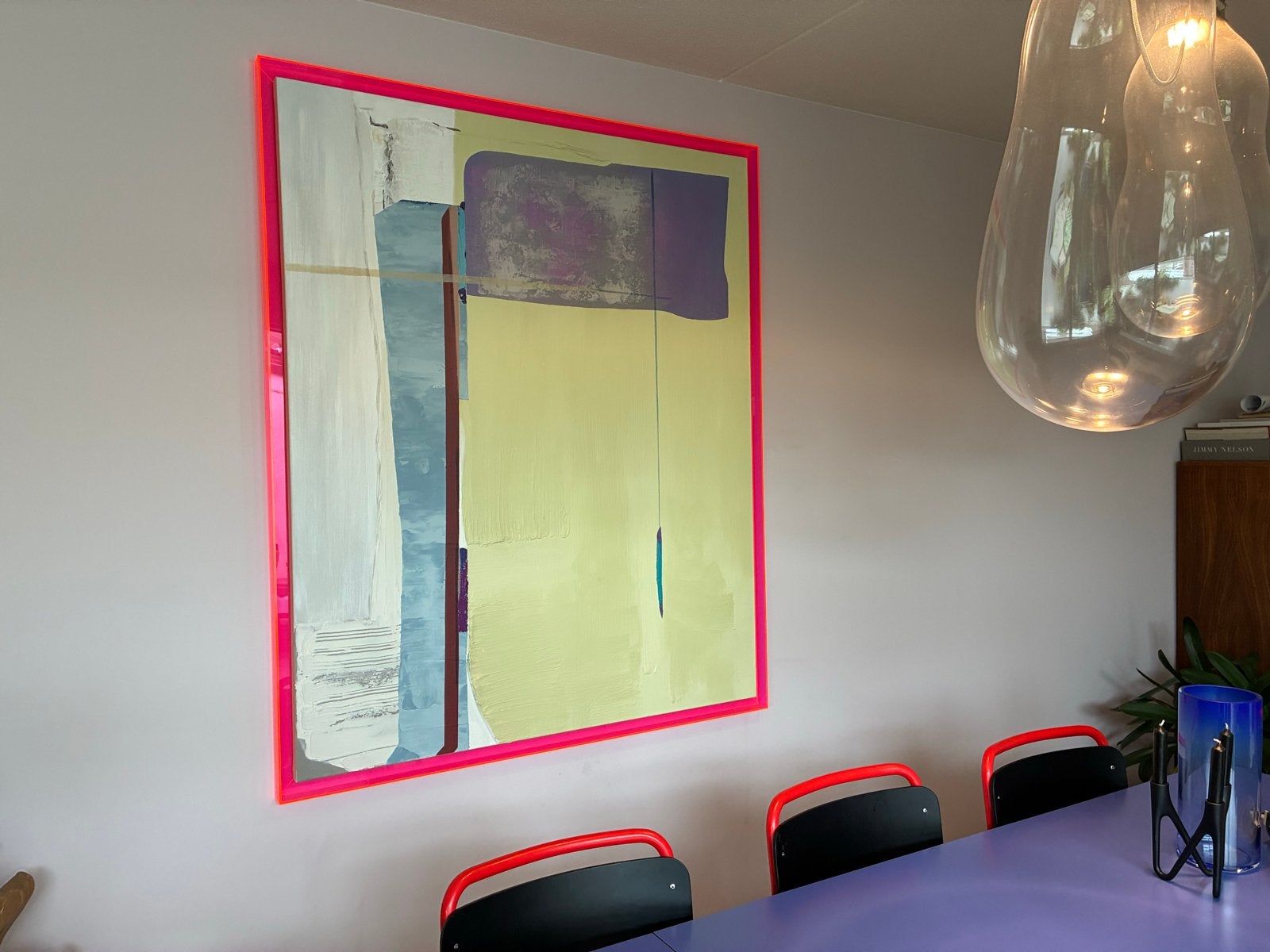 Abstract schilderij met neonroze baklijst - day in the city, Ophalen