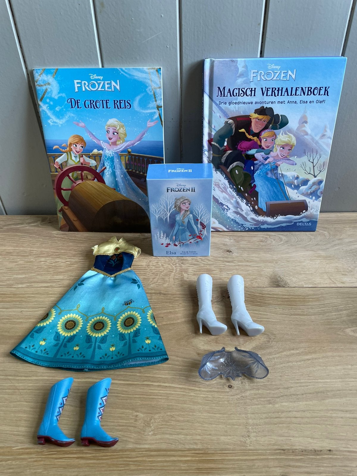 Frozen Barbie kleding Anna Elsa 2 x boekje Eau de toilette., Ophalen of Verzenden, Zo goed als nieuw, Barbie