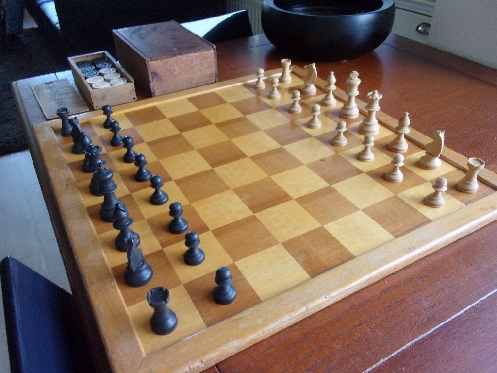 Zwaar DAM-SCHAAKBORD inc. DAMSCHIJVEN en SCHAAKSTUKKEN, Een of twee spelers, Ophalen, Gebruikt, Homas