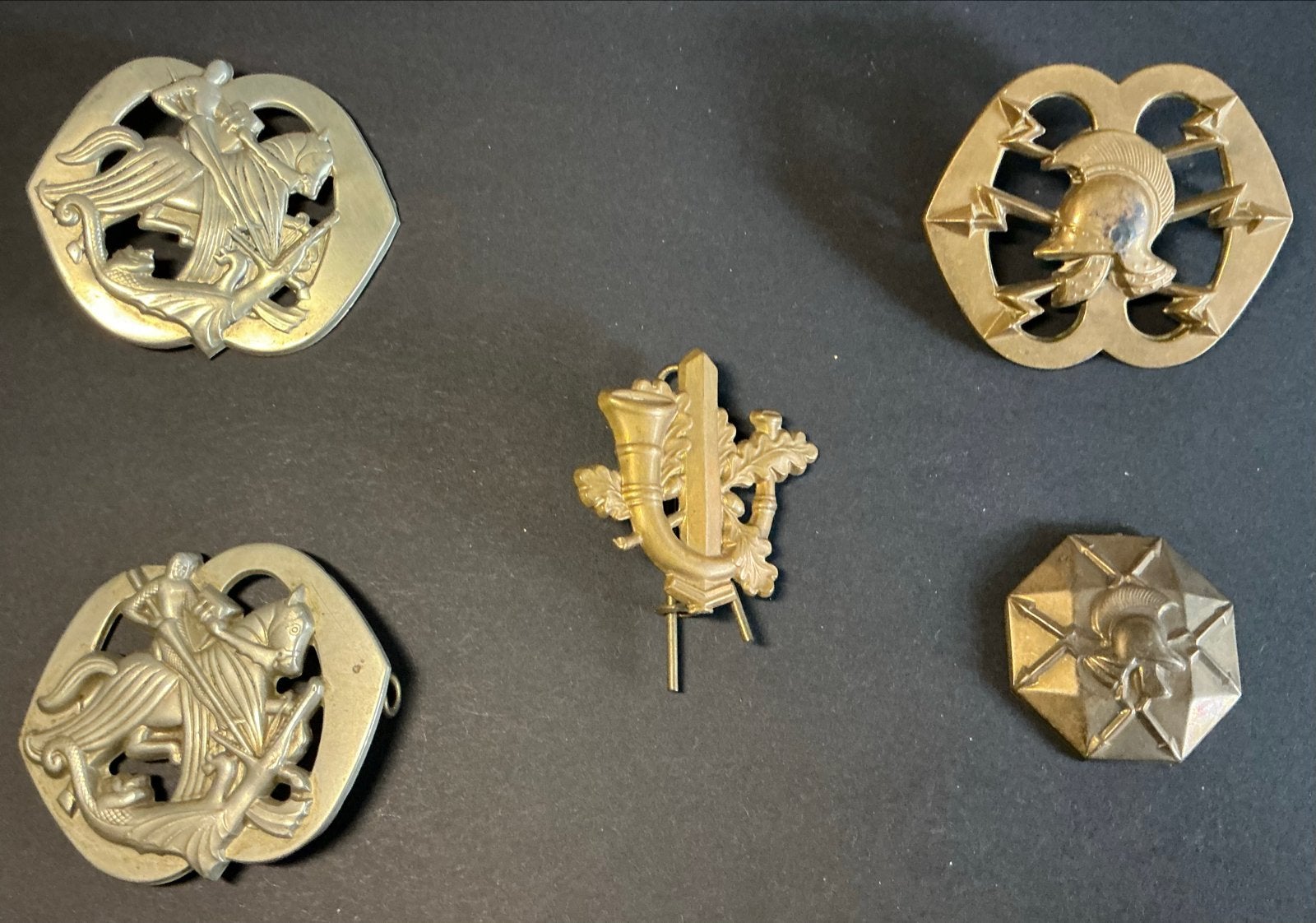 Militaire emblemen en insignes - militaire memorabilia, Ophalen of Verzenden, Overige soorten, Overige gebieden, Embleem of Badge