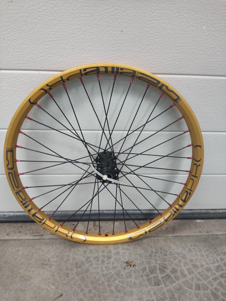 Q2 voorwiel 20x1.75 met steekas, Ophalen of Verzenden, Zo goed als nieuw, Aluminium, 24 inch of meer