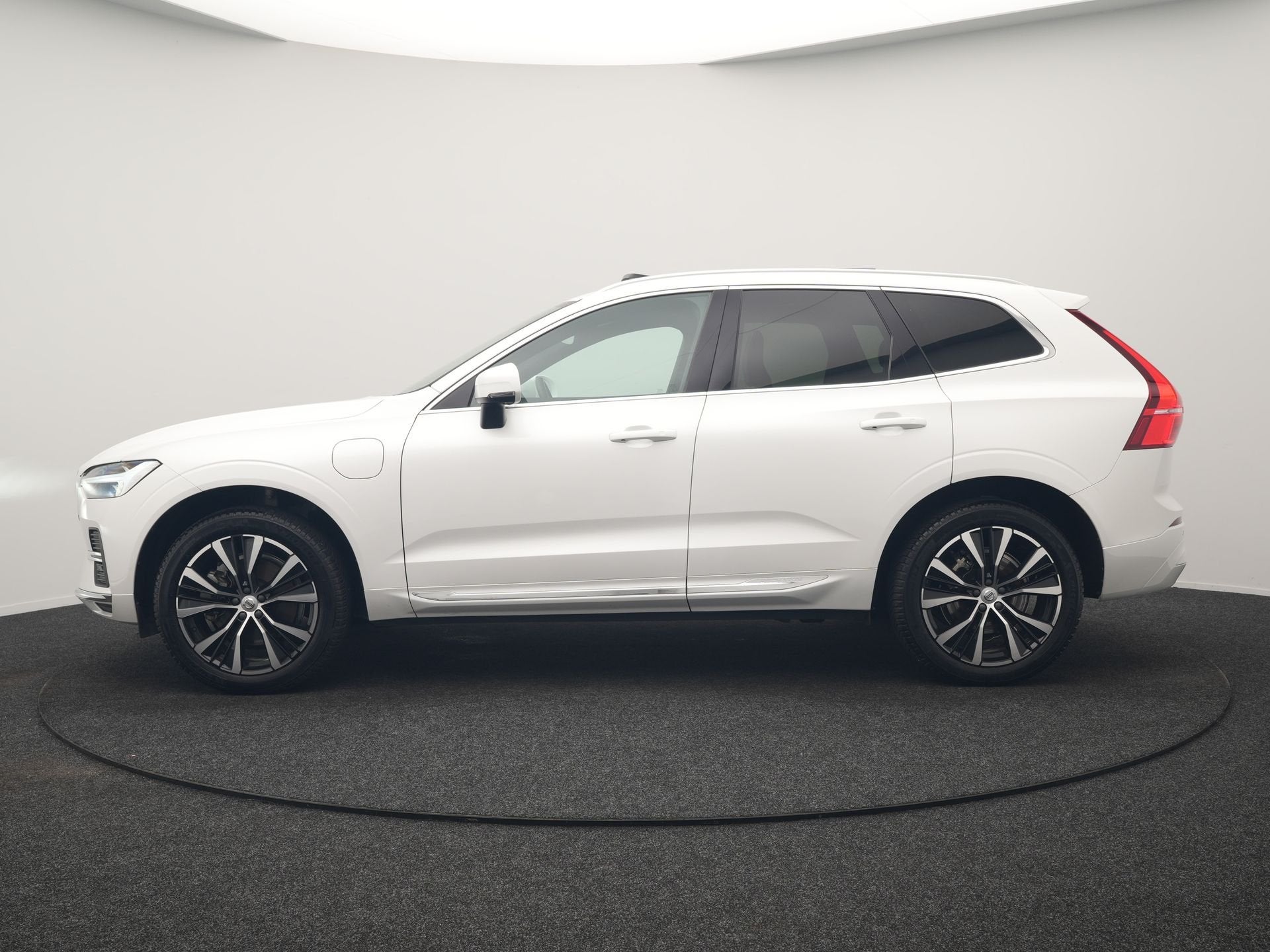 Volvo XC60 T6 AWD Plus Bright LONG RANGE PHEV 350pk Dealer O, Auto's, Volvo, Automaat, Dealer onderhouden, Gebruikt, 4 cilinders