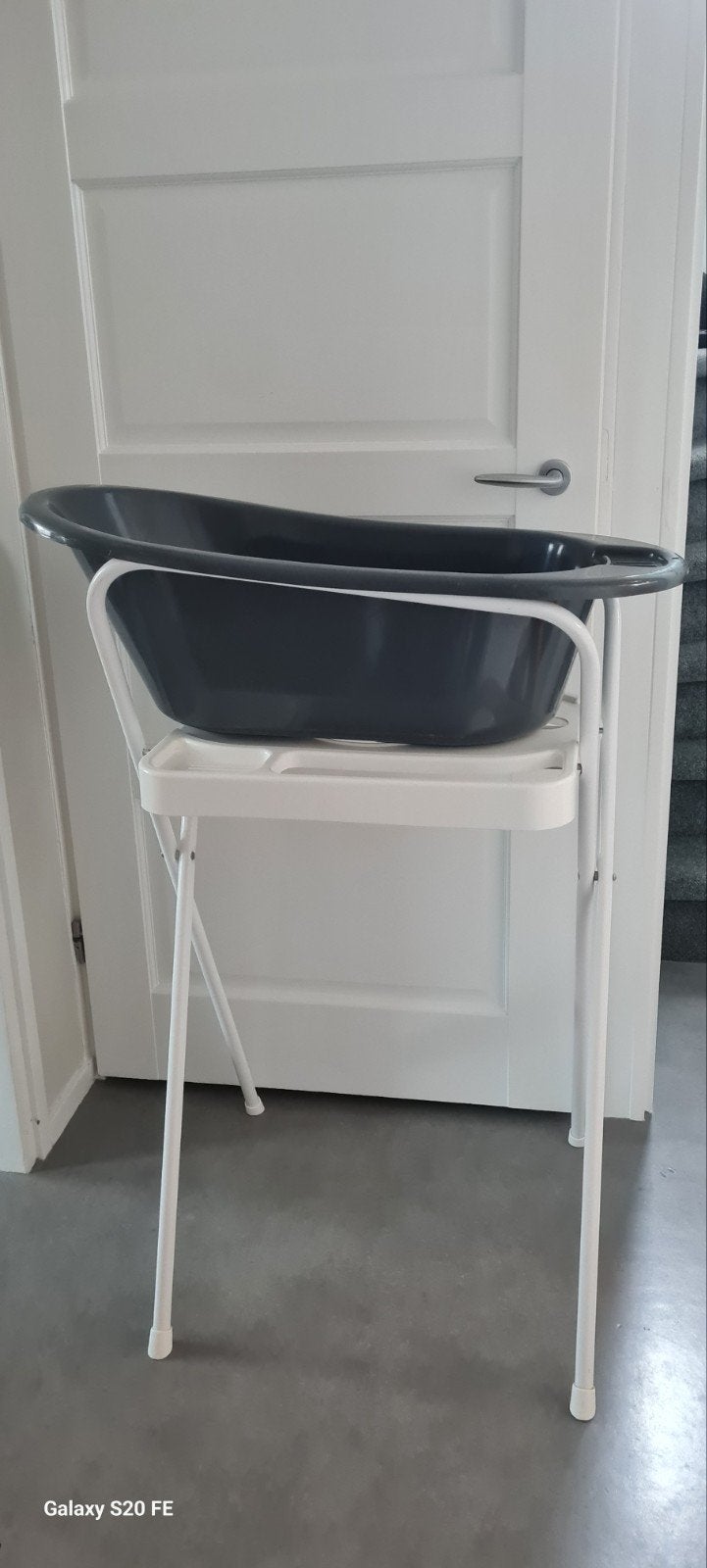 Donkergrijs babybadje op standaard met afvoerslang, Ophalen