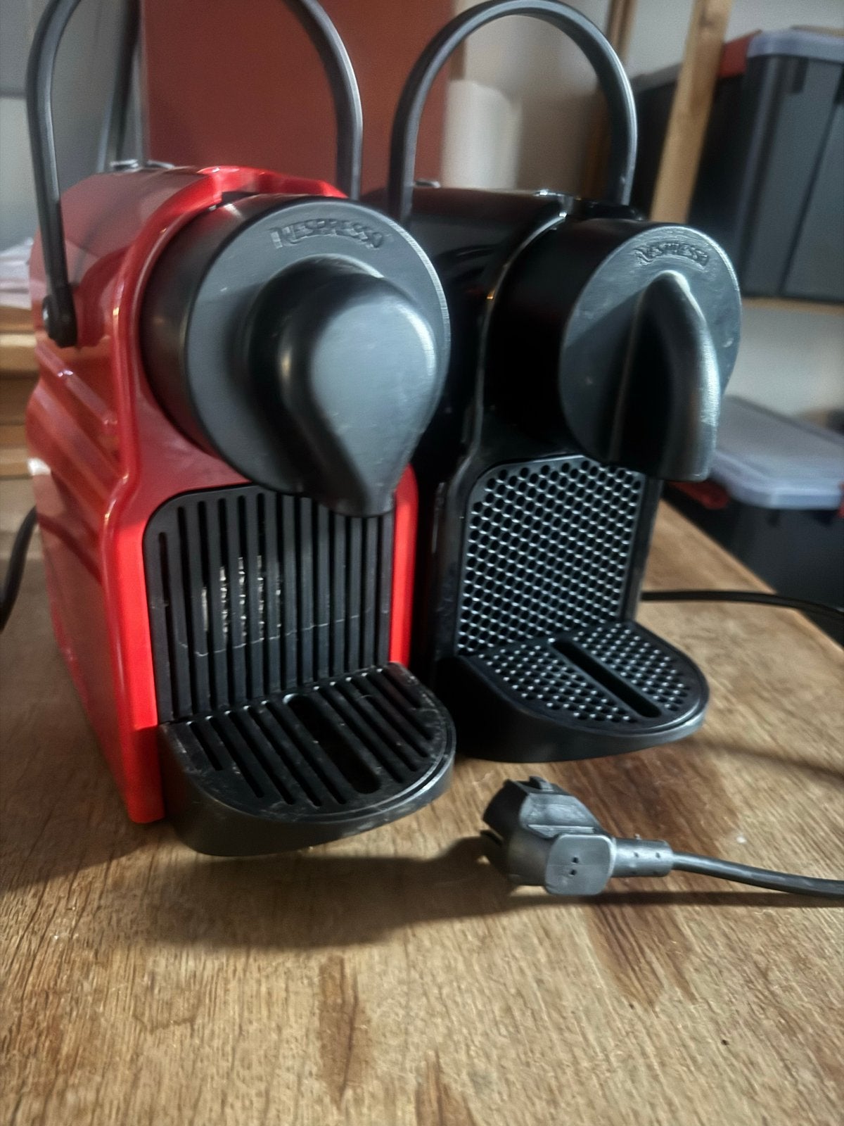 Nespresso koffiemachine rood en zwart, Ophalen, Koffiepads en cups, Gebruikt, Espresso apparaat
