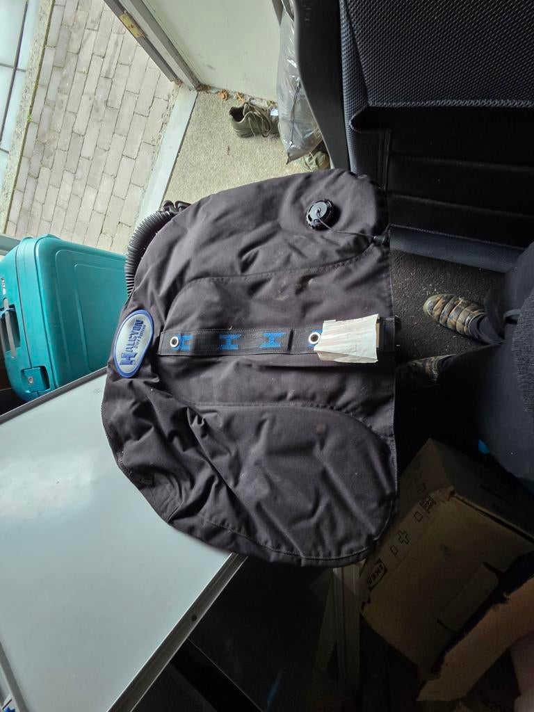 Halcyon Explorer 40, Ophalen, Trimvest of Wing