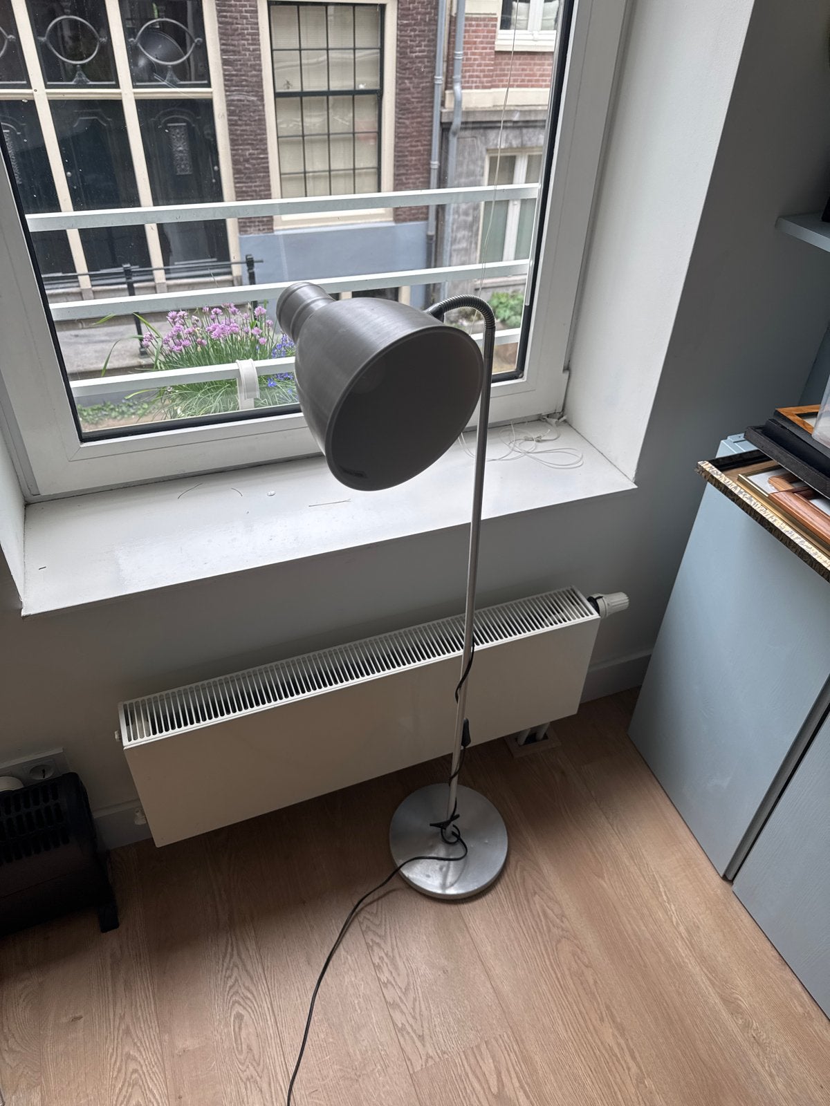 IKEA staande lamp, grijs/zilver, Huis en Inrichting, Lampen | Vloerlampen, Ophalen, Gebruikt, Metaal, 100 tot 150 cm