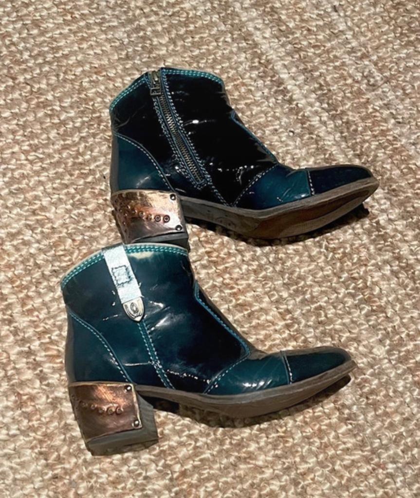 Vintage Italian patent leather ankle boots Y2K western biker, Kleding | Dames, Schoenen, Lage of Enkellaarzen, Gedragen, Verzenden