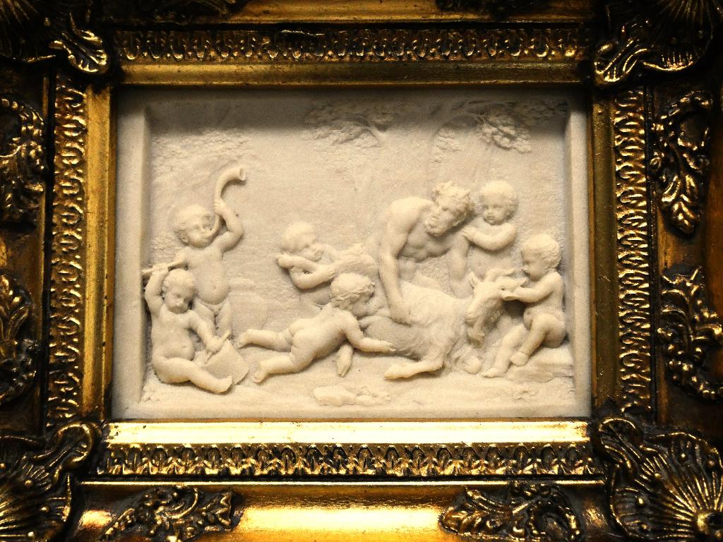 Reliëf albast plaquette gouden lijst Bacchanten geit God Pan, Ophalen of Verzenden