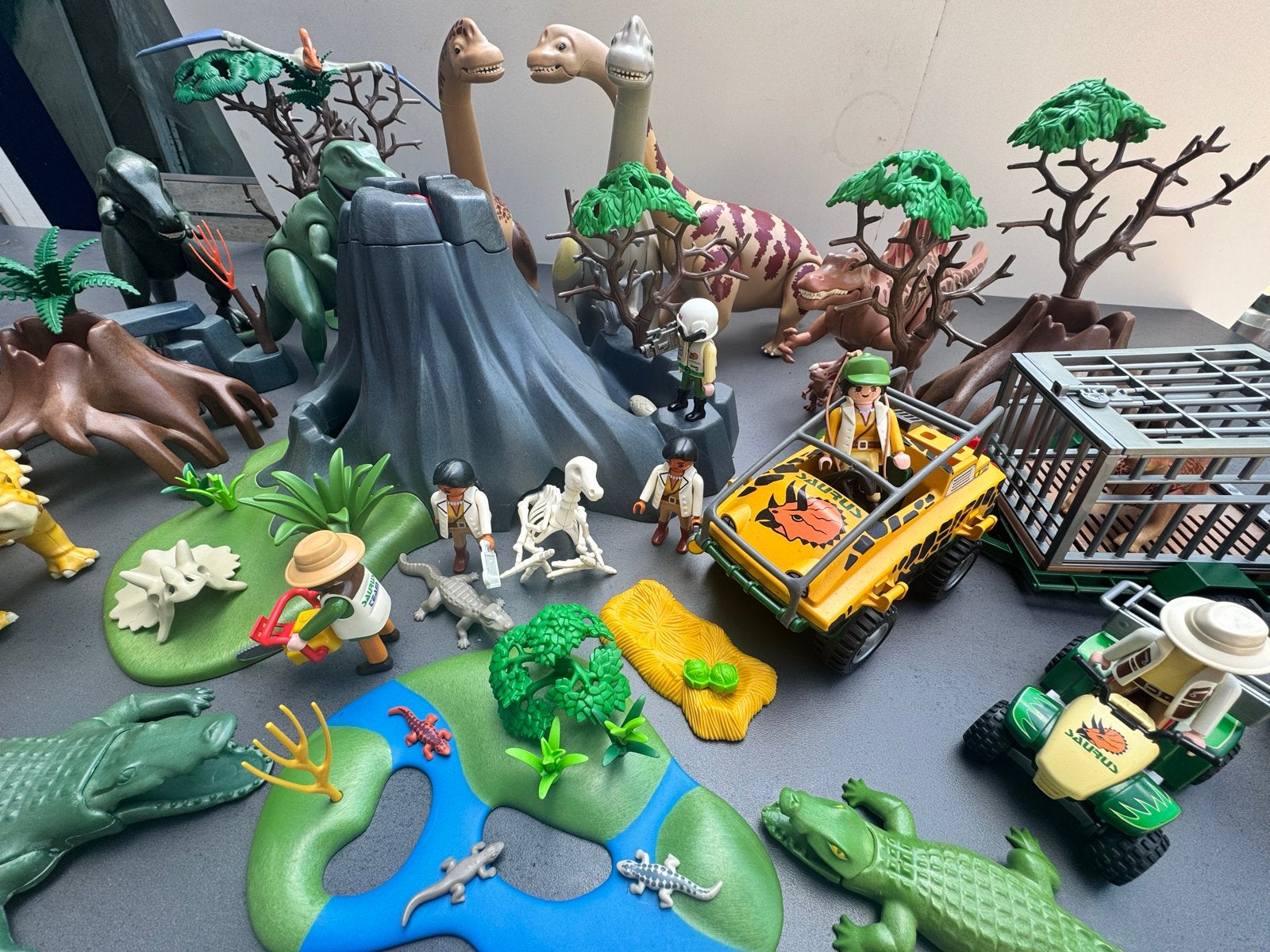 Grote Playmobil Dino Wereld Set met Vulkaan en Auto's, Ophalen of Verzenden, Gebruikt