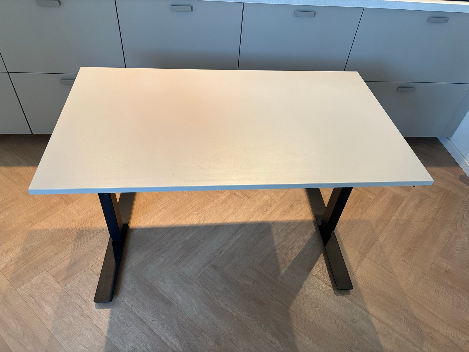 IKEA Trotten Zit/Sta Bureau 120x70cm - Beige/Zwart, Ophalen, Zit-sta bureau, In hoogte verstelbaar, Zo goed als nieuw