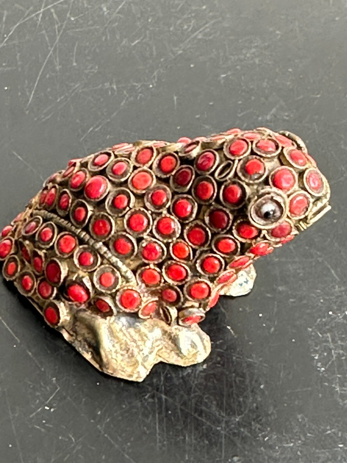 Aziatisch Kikker beeldje ingelegd met koraal steen 4/3.5 cm, Ophalen of Verzenden