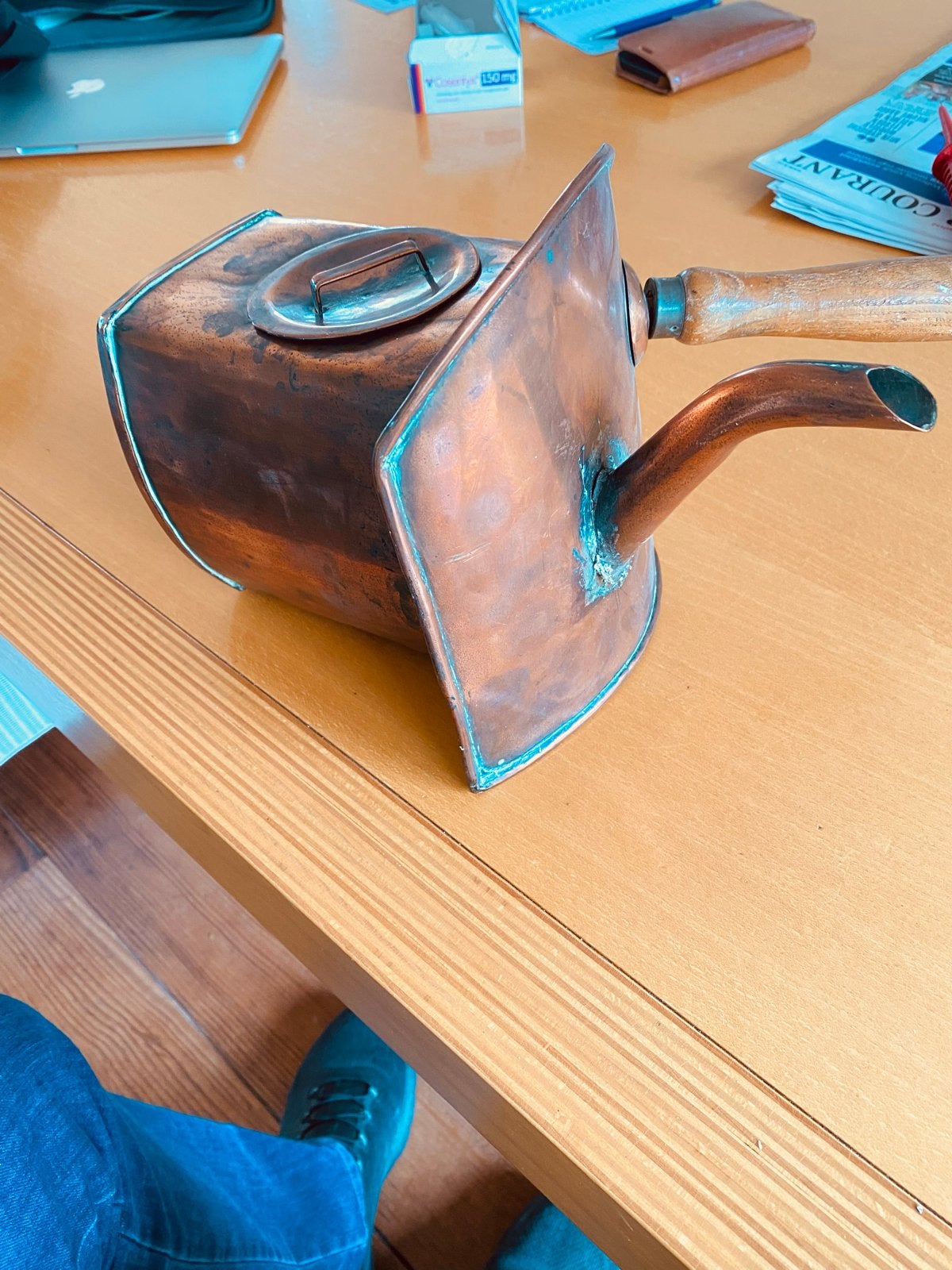 Antieke koperen theepot met houten handvat, Ophalen of Verzenden, Koper