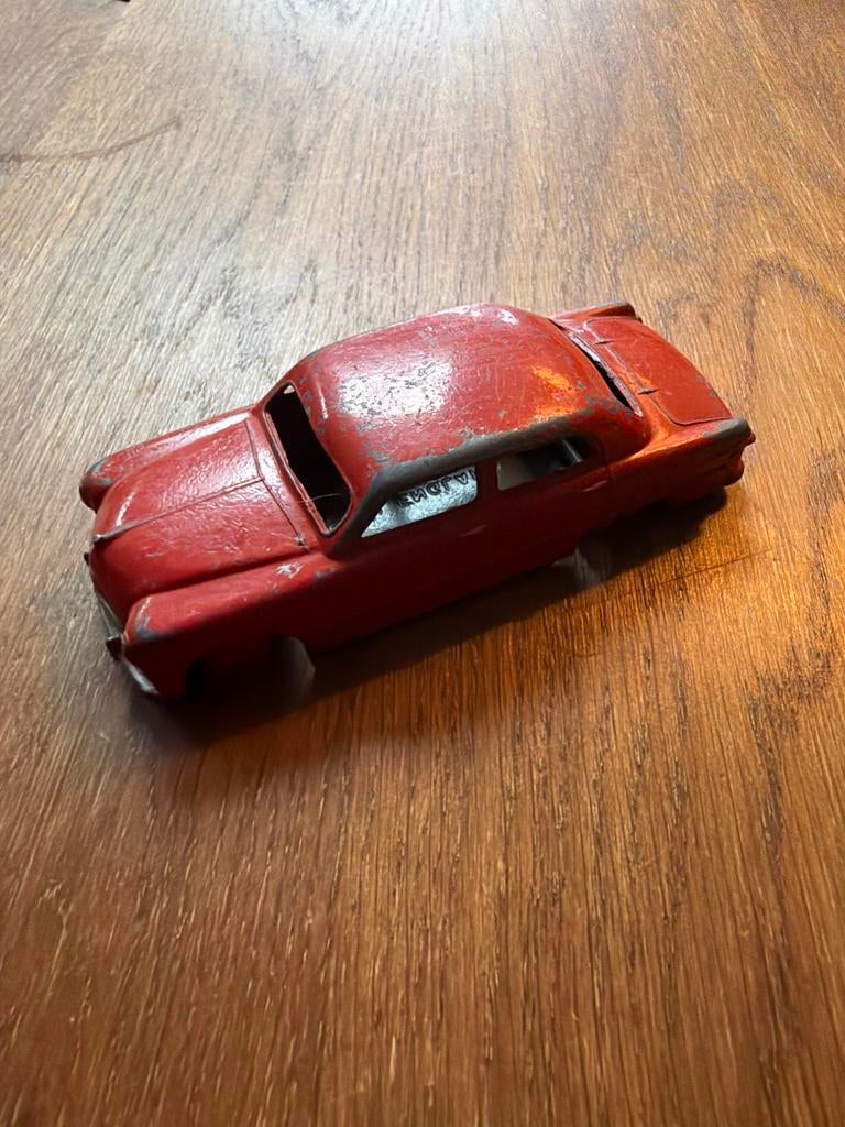 Dinky Toys Ford Sedan - Rood - Zonder wielen, Ophalen of Verzenden, Gebruikt, Overige typen