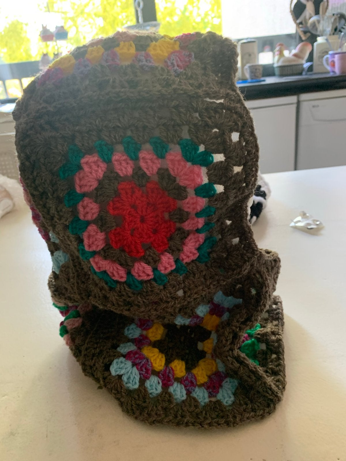 Gehaakte Balaclava Bruin met Kleurrijke Granny Squares, Ophalen of Verzenden, Nieuw, Maat 38/40 (M), Muts