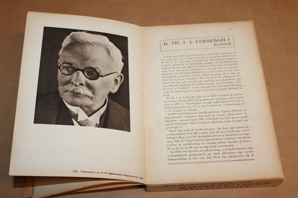 Sijthoffs Adresboek — Nederlandse Boekhandel 1943, Ophalen of Verzenden, Gelezen